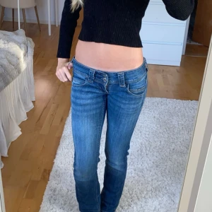 SUPER LOW jeans!! - Säljer mina jättesnygga straight jeans från pepe pga. de har blivit för små. De är i bra skick och i storleken 24/32. Bara att skriva om ni har några funderingar!!💕💕