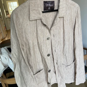 Oscar Jacobson overshirt M - Beige linne overshirt från Oscar Jacobson M. Knappt använd
