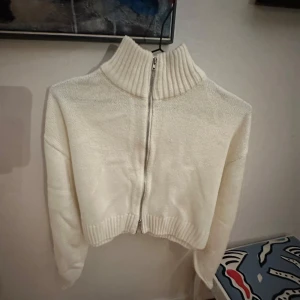 Vit kofta med dragkedja  - Vit kofta med dragkedja. I mycket fint skick! Storlek S