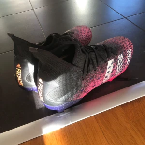 Adidas Predator  - Säljer mina fotbollsskor då de ej kommer till användning! Dom är som nya endast använda 3 gånger på konstgräs! Tveka inte på att höra av er!