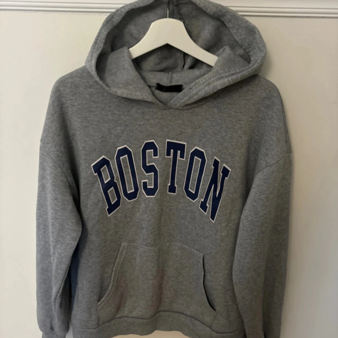 Grå hoodie med Boston-tryck