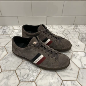 Moncler skor  - Ett par sjukt snygga moncler skor i riktigt fin mocka! Storlek:42/43 Skick:9,5/10 (nyskick). Priset är inte hugget i sten och hör gärna av er vid frågor, svarar snabbt!