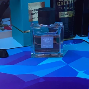 L'Homme Idéal Extreme från Guerlain - Säljer en elegant och maskulin parfym, L'Homme Idéal extreme från Guerlain. Flaskan är stilrent designad i glas med en svart kork. Perfekt för den som vill ha en sofistikerad doft med intensiva och kryddiga toner. Passar både till vardags och fest. 🖤