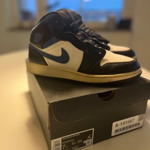 Air Jordan 1 Blå – Storlek 40 – Bra Skick -  Nu säljer jag mina Air Jordan 1 blå i storlek 40. Skorna är i hyfsat bra skick med endast ett mindre slitage, det enda som saknas är nya skosnören. De är köpta från Zalando och har endast haft en ägare.   Om du har några frågor eller funderingar, som till exempel om kvitto, tveka inte att kontakta mig!
