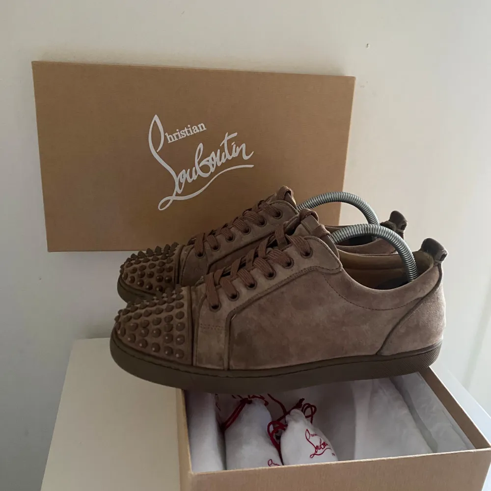 Säljer nu dessa christian louboutin skor i väldigt fint skick! Storlek 42. Box och påse ingår samt extra nitar och snören. Såklart riktiga! Hör av dig vid minsta fråga.🙌. Skor.