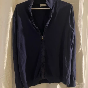 Full zip - Full zip ifrån ”mango”. Tröjan är i storlek small men sitter som en xs, ja är 172 väger 57 men den är lite liten. Lite solblekt   MVH