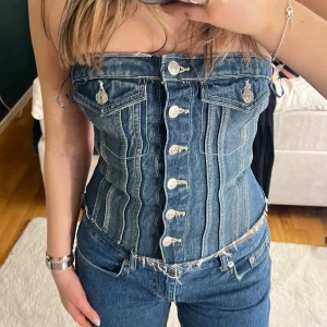 Jeanskorsett från Zara - Säljer min super snygga jeans korsett ifrån Zara. Storlek S! Helt ny men prislapp kvar. 