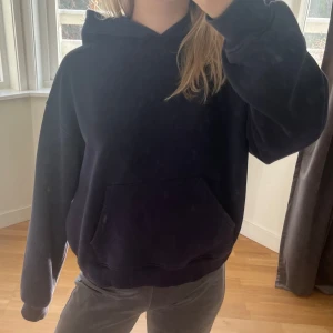 Svart hoodie i fleece - Mysig blå hoodie, perfekt för vintern. Bra skick och inte använd så mycket💓insåg att de är en fläck som inte går bort