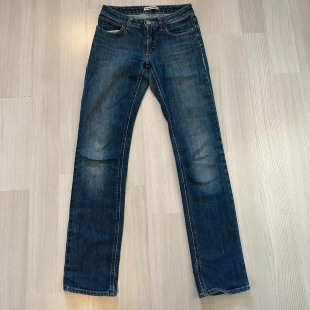 Säljer ett par jeans från Acne i storlek 34/XS. Låg midja, långa ben och är i en jättesnygg tvätt. Säljes då de är för små för mig. Jeans & Byxor.