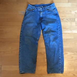 Sweet SKTBS Baggy Jeans - Väldigt bra skick men lite heeldrag. Snygg design i vänstra fickan. W30 L30.