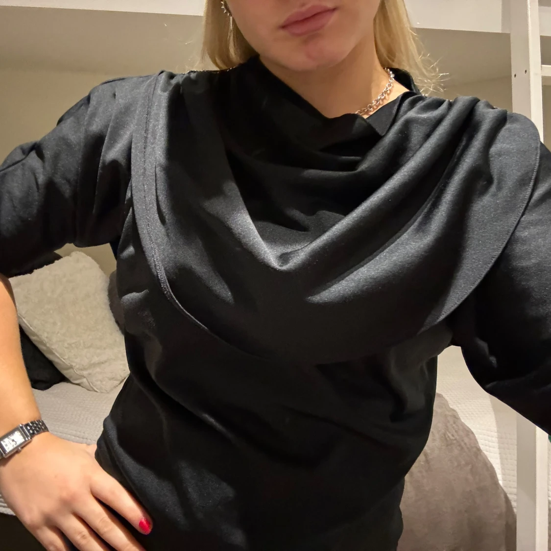 Svart blus med draperad hals - 91