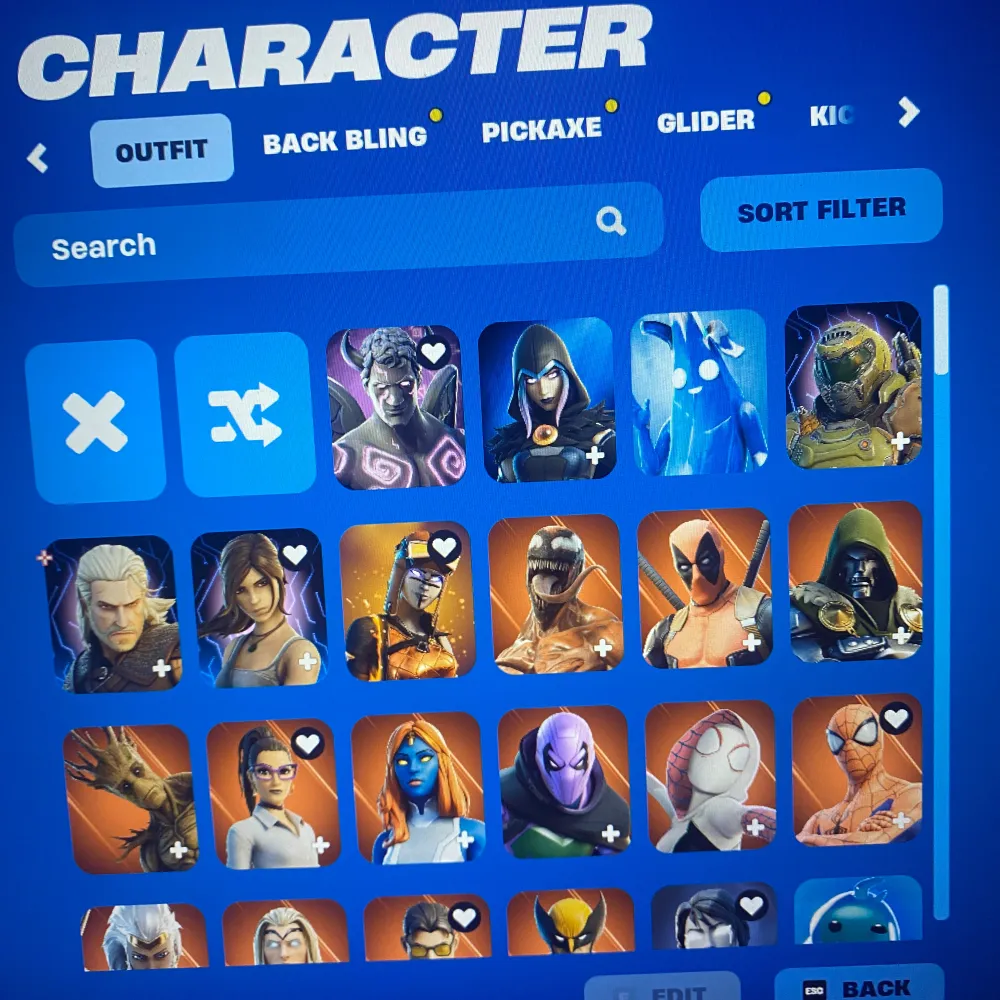 Tjenare säljer forre konto för spelar inte längre. Kontot har 234 skins, 197 pickaxes, 180 gliders, 225 backblings, 120 contrails och 693 danser. Kontot har exlusiva skins, har mako glider från s1, stage 4 omega och  cardbide, har nästan alla Battle pass i chapter 1. Obs går inte först, kom pm för fler bilder. Kan sänka priset mot snabb affär.. Övrigt.