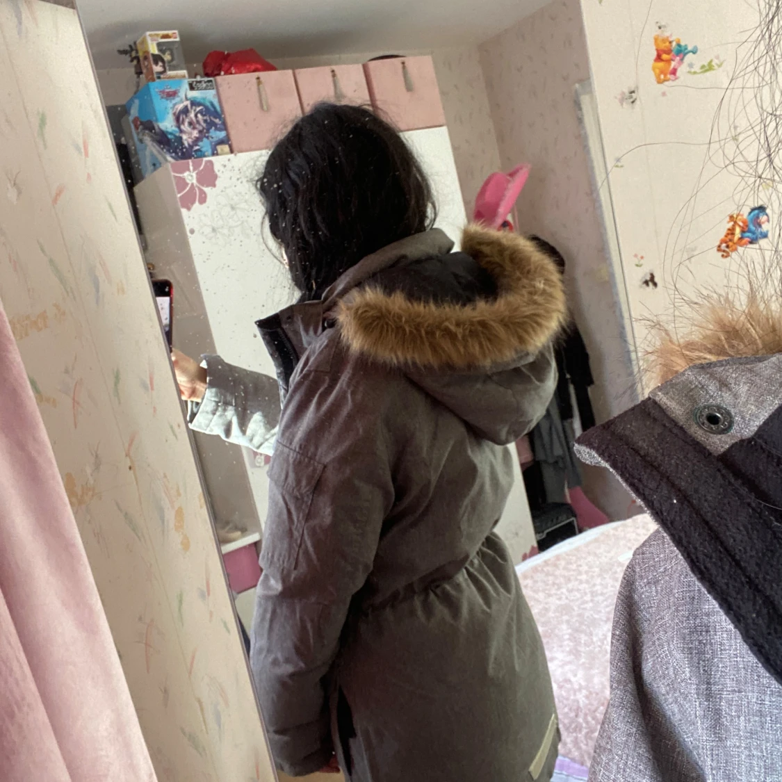 Grå parkajacka med pälskantad huva - 92