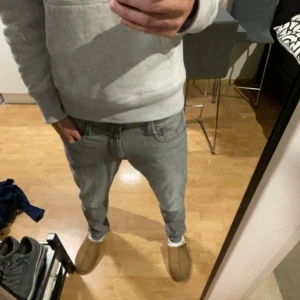Gråa replay anbass jeans herr - Säljer dessa gråa replay anbass jeansen som är riktigt feta och knappt använda. Dem är i jättefint skick och köpta för 1699kr. Om ni vill diskutera pris så är det bara att skriva!