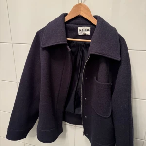 Mörkblå jacka från NA-KD - Säljer min  mörkblåa jacka från NA-KD i storlek 40. Använd en säsong, lite nopprig men inget man tänker på