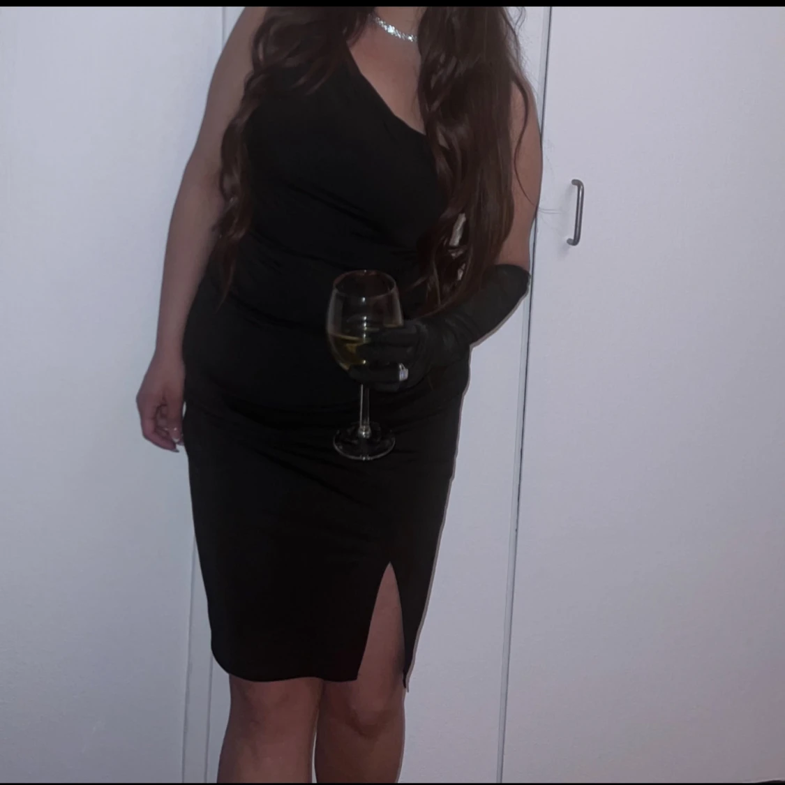 Svart one-shoulder klänning med glittriga axelband - 92