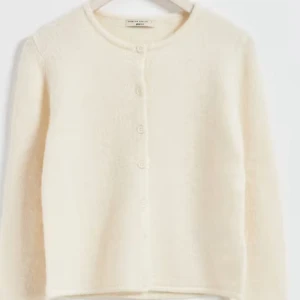 Vit  kofta från Gina tricot  - Säljer en superfin vit kofta från Gina tricot . Den är i ett mjukt material och har knappar hela vägen ner. Perfekt för både höst och vår. Har bara använt ett fåtalsgånger. Köpt för 350 kr💕