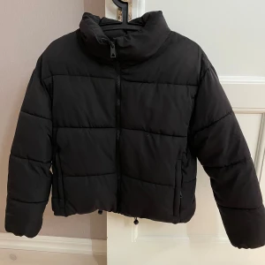 Svart pufferjacka från MNG - Säljer en svart pufferjacka från Mango i mycket bra skick. Jag tror inte den säljs längre men är köpt för ca 500kr. Pris går att diskutera. Passar perfekt för höst och vinter!❄️🥰