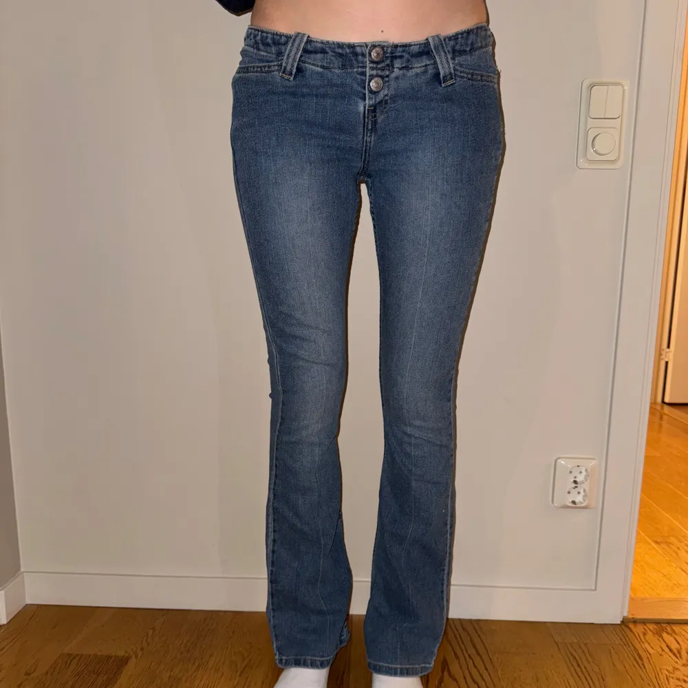 Säljer dessa bootcut Levis jeans❤️ Innerbenslängd: 80 cm Midjemått rakt över: ca 38 cm. Jeans & Byxor.