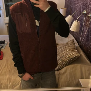 Röd fleeceväst från Frank Dandy - Säljer en mörkröd fleeceväst från Frank Dandy i storlek M. Västen är helt ny och har bara provats på en gång. Varmt o material perfekt för senhöst/vår. Pris kan disskuteras!!!