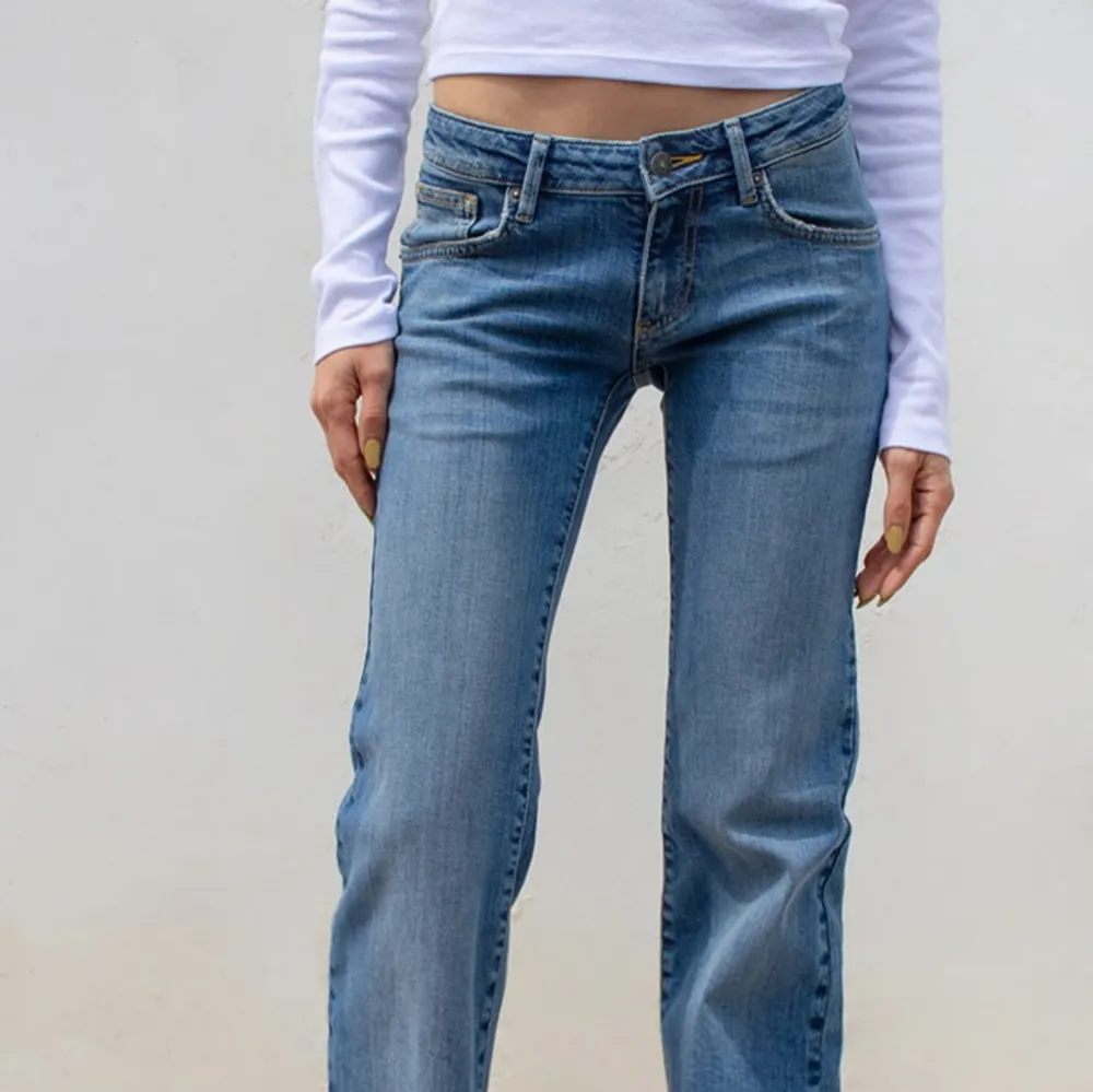 Snygga blå jeans i klassisk stil. De har en lågmidjad passform och är perfekta! Jeansen har en traditionell design och är tillverkade i ett slitstarkt denimtyg. De är verkligen dem perfekta lågmidjade jeansen har dem i grå men köpte fel storlek i Italien så de går ej att returnera! 69€ i ny pris! De e helt oanvända me prislapp kvar!. Jeans & Byxor.