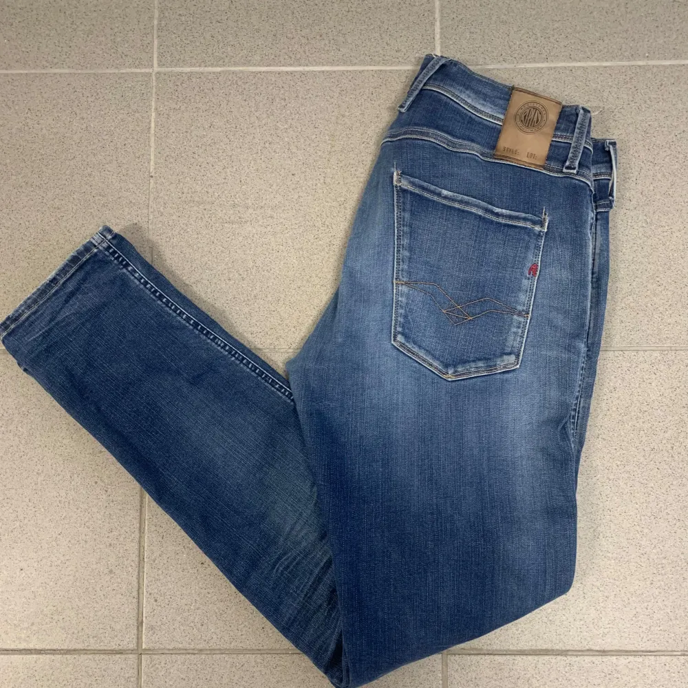 Replay anbass hyperflex💯, Strlk 34/32 men passar även mindre, fint skick😻. Skriv vid frågor eller funderingar🥰  Har ett par likadana i lite ljusare färg, hör av vid intresse🤩pakerpris kan erbjudas‼️. Jeans & Byxor.