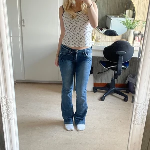 Blå jeans från Bik Bok - Säljer ett par snygga blå jeans från Bik Bok i bra skick. De har en klassisk femficksdesign och en bekväm passform. Perfekta för vardagsbruk och kan enkelt matchas med olika toppar. Passar både till skolan och fritiden.