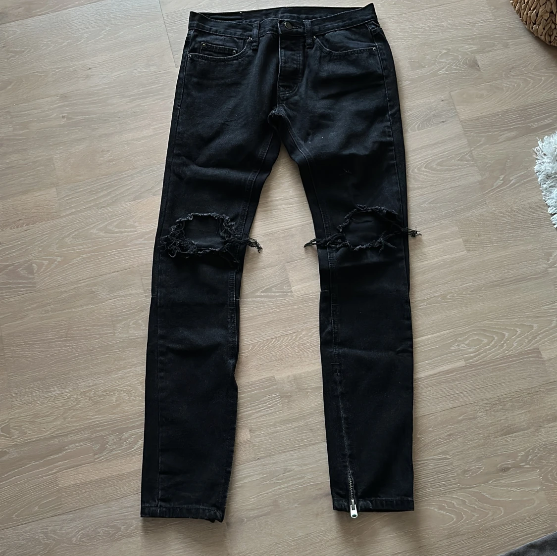 Svarta jeans med slitningar från MNML
