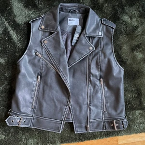 Grå skinnväst Rita Ora - Supersnygg Rita Ora skinnväst köpt på Primark. Helt oanvänd med prislapp kvar. 