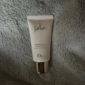 J'adore kroppslotion från Dior - Säljer en lyxig mini kroppslotion från Dior, J'adore-serien. Den kommer i en elegant vit tub med guldfärgad kork, 20 ml. Perfekt för att återfukta huden och ge en härlig doft. Endast använd en gång 😊