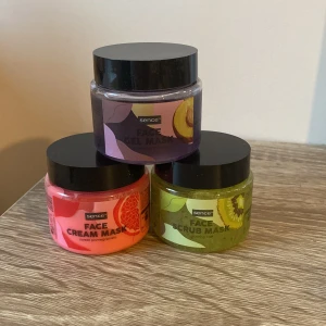 Ansiktsmasker från Sence - Säljer tre olika ansiktsmasker från Sence. En rosa ansiktsmask med doft av granatäpple, en lila gel-ansiktsmask med doft av plommon och en grön skrubb-ansiktsmask med doft av kiwi. Perfekta för en spa-dag hemma! Alla burkar är oanvända och det är 80g i alla! De luktar jättegott😍