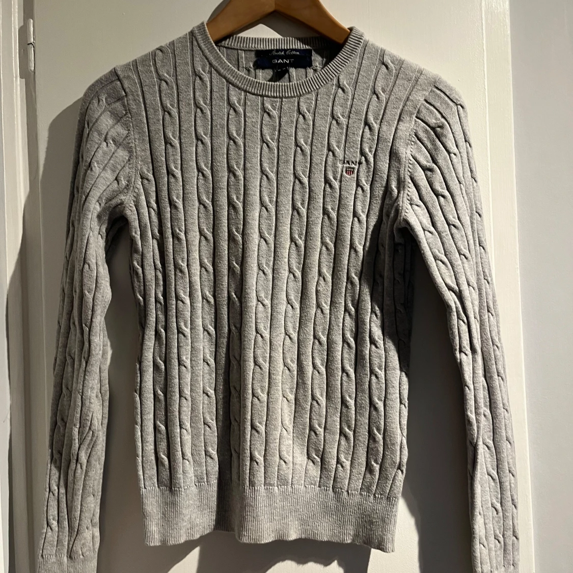 Grå stickad tröja från GANT