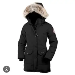 Säljer min canada goose jacka 2000, kom privat om du vill ha mer bilder storlek xs