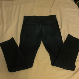 Mörkblå jeans från diesel  - Säljer ett par mörkblå diesel jeans i bra skick de har än nice tvättad färg. Storlek 32/34 perfekt för de lite längre (cond 9/10)