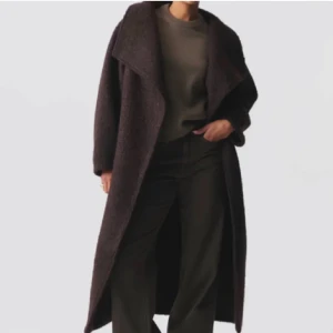 Gina Tricot kappa brun - Säljer en superfin brun kappa  med bälte i midjan. Helt slut såld!