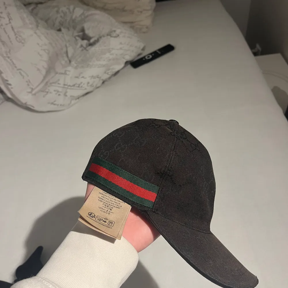 Säljer min svarta gucci keps billigt då jag inye använder den nå mer, den har rätt så mycket missfärging därför jag säljer den billigt.. Accessoarer.