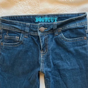 Bootcut  jeans - Midjemåttet är 36cm och innerbenslängden 73cm