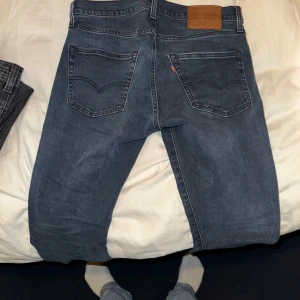 Levi's jeans - Säljer ett par klassiska blå jeans från Levi's i bra skick. De har en snygg straight passform och är perfekta för vardagsbruk. De är näst intill oanvända, modellen på jeansen är 512 med storlek 31/32. Pris kan diskuteras, hör av er om ni har några frågor!