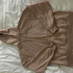 Beige hoodie från Divided - Säljer en supermjuk och bekväm beige hoodie från H&M. Perfekt för mysiga dagar eller som ett lager under jackan. Den har en klassisk känguruficka och justerbar huva. Passar perfekt till både jeans och leggings. 🧥✨