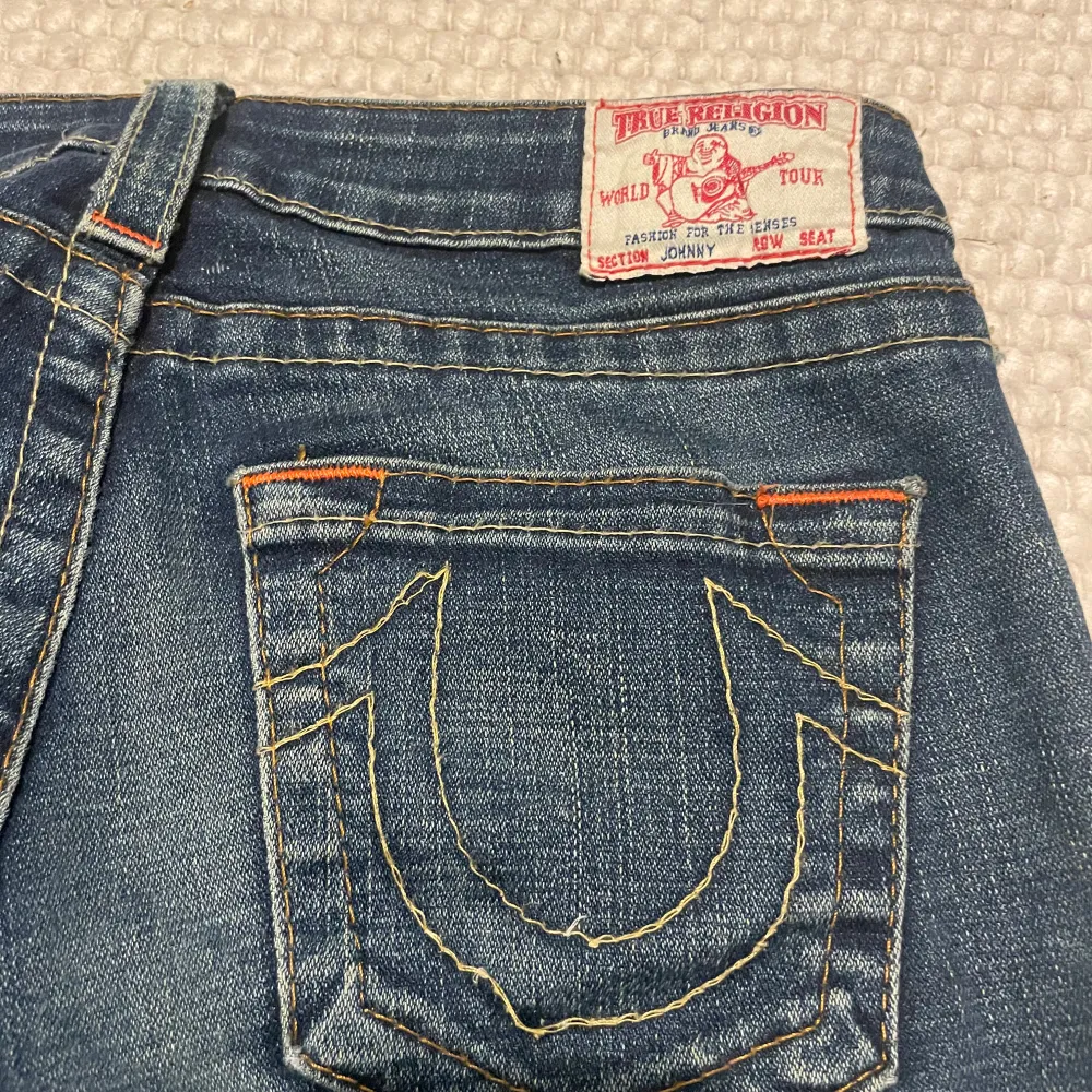 Säljer dessa populära true religion jeansen. Dom är lågmidjade och utsvängda. Enda defekten är att dom är slitna där nere. Skriv för fler frågor!🤍. Jeans & Byxor.