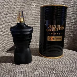 Jean Paul Gaultier Le Male Le Parfum - Säljer en elegant och maskulin parfym, Le Male Le Parfum från Jean Paul Gaultier. 75 ml när jag köpte den men skulle gissa att de är runt 60 ml kvar hör av dig vid intresse
