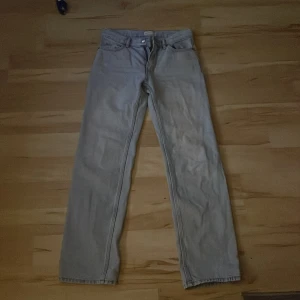 Ljusblåa jeans från Perfect Jeans - Säljer ett par ljusblåa jeans från Perfect Jeans i storlek 34. De har en klassisk straight passform och är i bra skick. Perfekta för vardagsbruk och kan matchas med det mesta i garderoben.