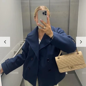 Mörkblå kappa - Säljer en stilren mörkblå kappa med dubbelknäppning och bred krage.  Från designbysi i modellen ” Gina coat”, jättefint skick och nypris är 799kr ❤️