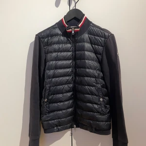 Moncler Cardigan - Moncler cardigan i storlek S. Flitigt använd, därav priset. Se bilder.