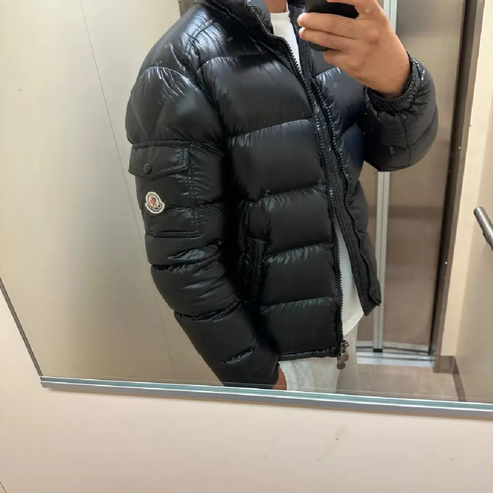 Riktig fet Moncler maya i storlek 2. NFC funkar:) Skick 10/10! Perfekt för vintern❄️ (Pris kan diskuteras vid snabb affär) Slå en 🛎️ om du är intresserad!. Jackor.