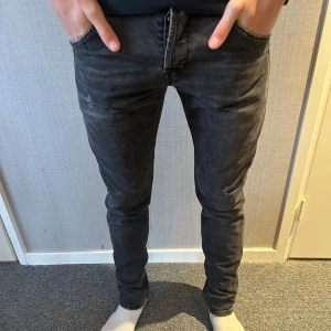 Dondup jeans - Dondup jeans | skick 9/10 | Passform Slim Fit | :Str 33 men är små i str | Modellen är 185cm och väger 70Kg | Nypris 3500 | Skriv vid funderingar!