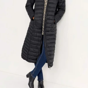 Svart lång dunjacka - Säljer en svart lång dunjacka från VILA  i mycket bra skick. Den har en dragkedja framtill och långa ärmar, perfekt för kalla vinterdagar. Jackan är stilren och passar till både vardag och fest. Den är varm och bekväm, ett måste i garderoben!