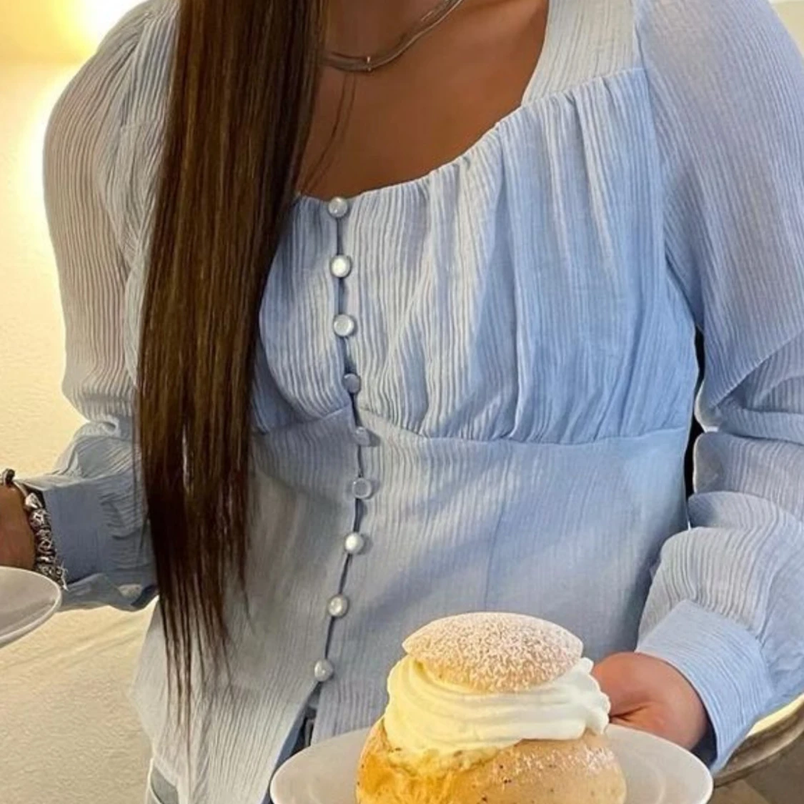 Ljusblå blus med knappar - 90