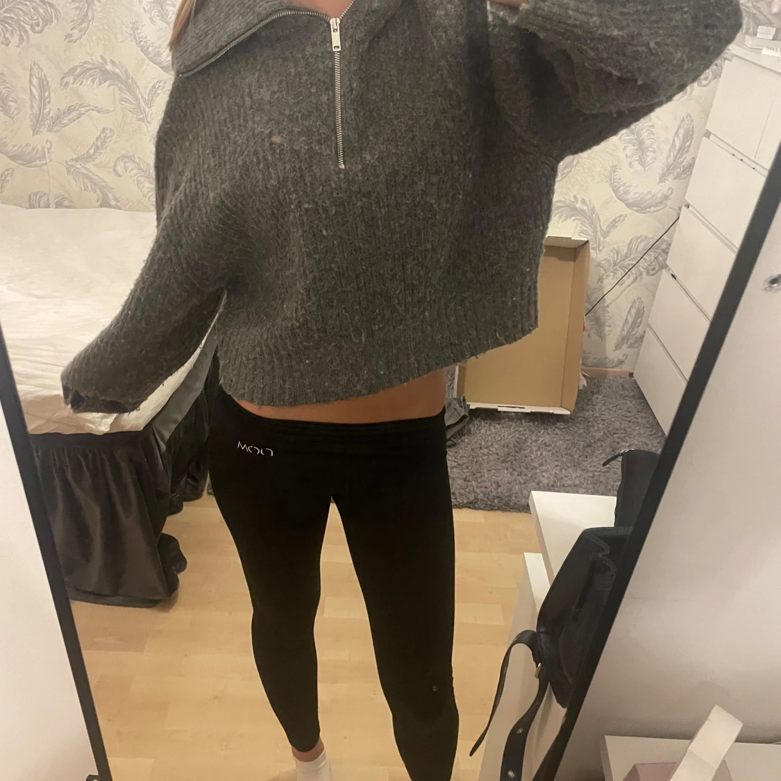 Grå stickad tröja med dragkedja