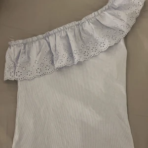 ljusblå offshoulder topp med volang - säljer denna ljusblåa oneshoulder topp med en söt volangdetalj. Perfekt för sommardagar eller en festlig kväll❤️